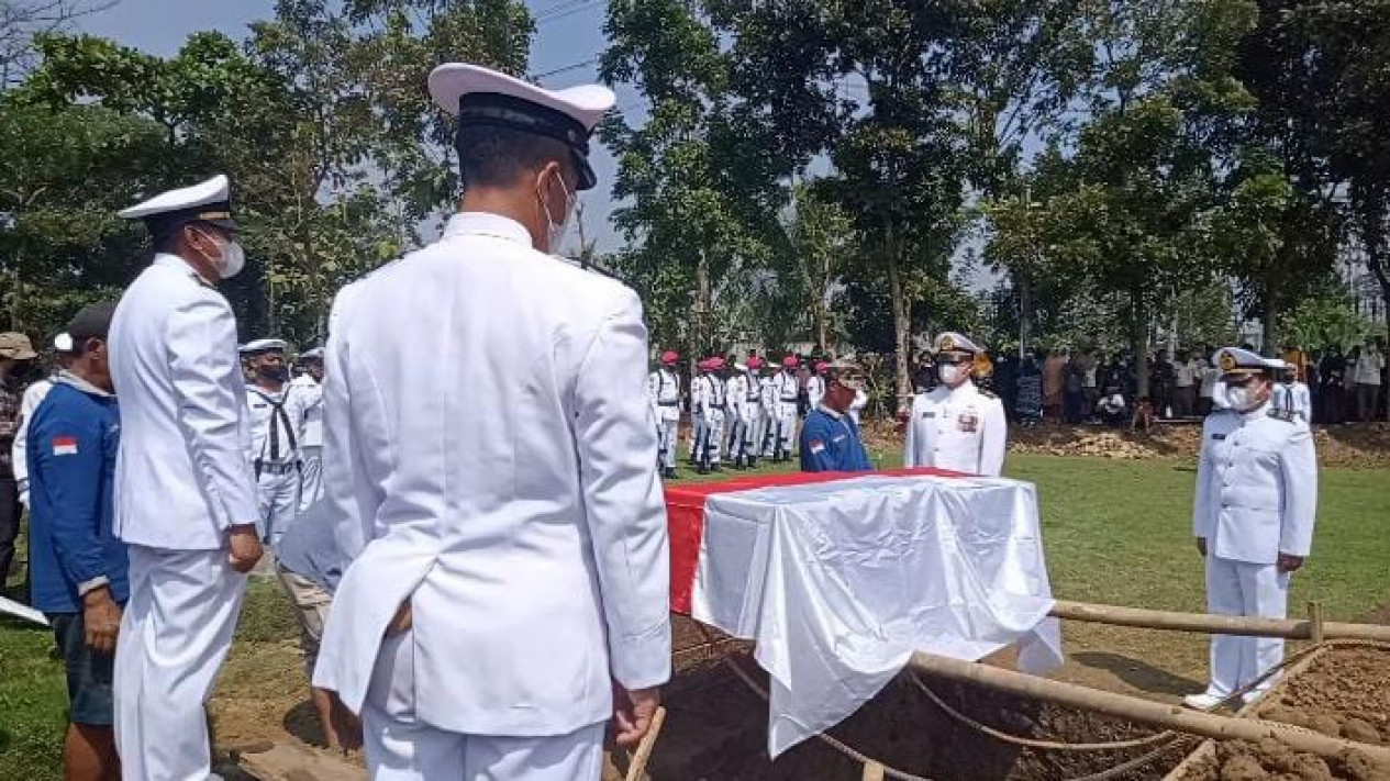 Pasangan Suami Istri Anggota TNI AL Korban Kecelakaan Truk Pertamina, Dimakamkan Secara Militer
            - galeri foto