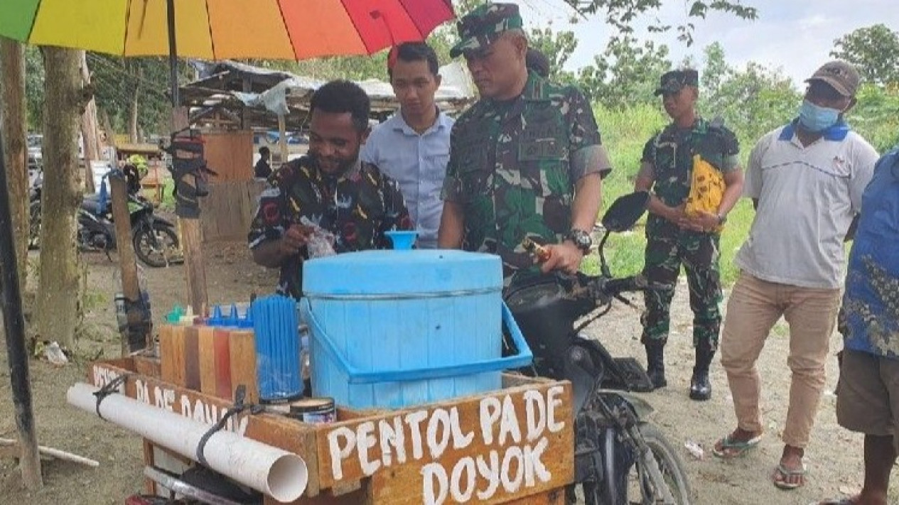 Bercita-cita Menjadi Guru, Pemuda Yahukimo Ini Rela Jualan Cilok Agar Bisa Lanjut Kuliah
            - galeri foto