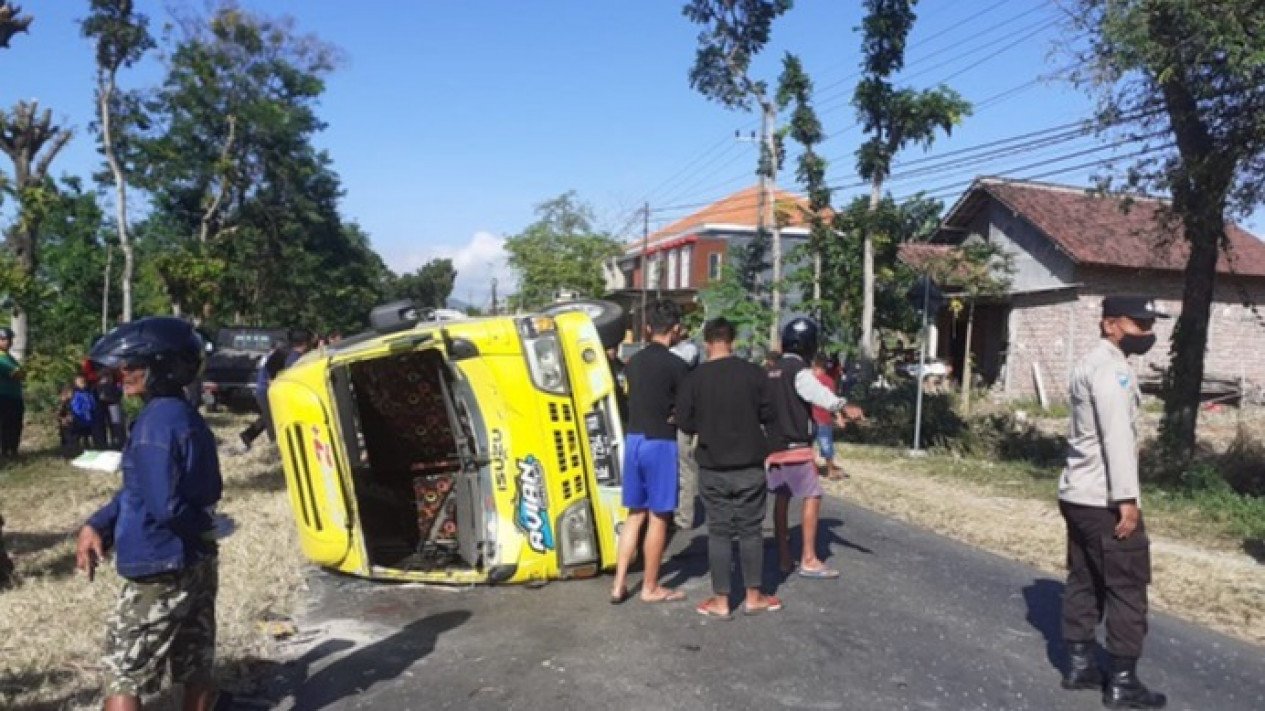 Mobil Pengantar Rombongan Pengantin Terguling di Magetan, Satu Orang Tewas dan 5 Lainya Luka-Luka
            - galeri foto