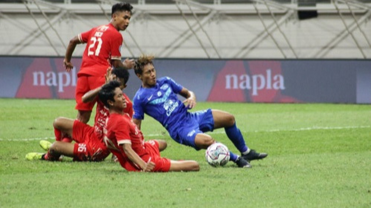 Pemain Persija Apresiasi Dukungan The Jakmania saat Kontra Chonburi FC di JIS
            - galeri foto