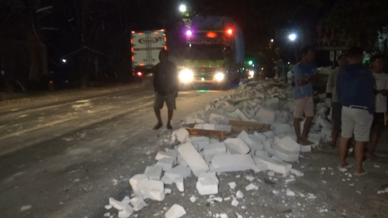 Tragis, Sepasang Kekasih Tewas Ditabrak Truk Pengangkut Hebel
            - galeri foto