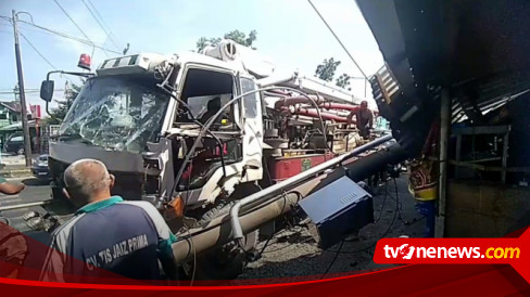 Akibat Rem Blong Truk Crane Tabrak Tiang Listrik Dan Rusak Rumah Makan