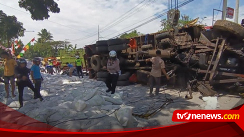 Truk Bermuatan Tepung Terigu Kecelakaan Di Cianjur, Rem Blong Jadi ...