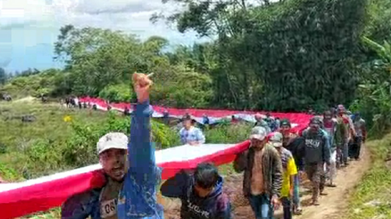 Meriahkan Kemerdekaan, Warga Desa Ujung Bulu Arak Bendera Merah Putih 77 Meter
            - galeri foto