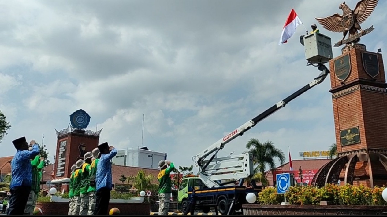 Para Pengguna Jalan di Madiun Ikuti Detik-detik Proklamasi Kemerdekaan, Kibarkan Bendera Merah Putih dengan Crane
            - galeri foto