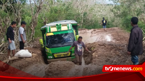 Ironi HUT Ke-77 RI, Jalan Di NTT Rusak Parah Dan Anak Sekolah Belajar ...