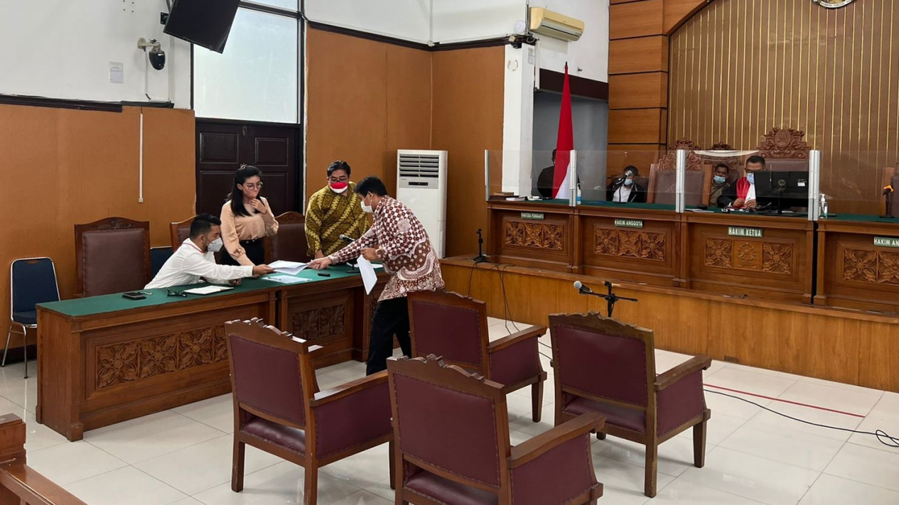 Pengacara Sebut Penetapan Tersangka Bupati Mimika Eltinus Omaleng Cacat Hukum, Ini Alasannya
            - galeri foto