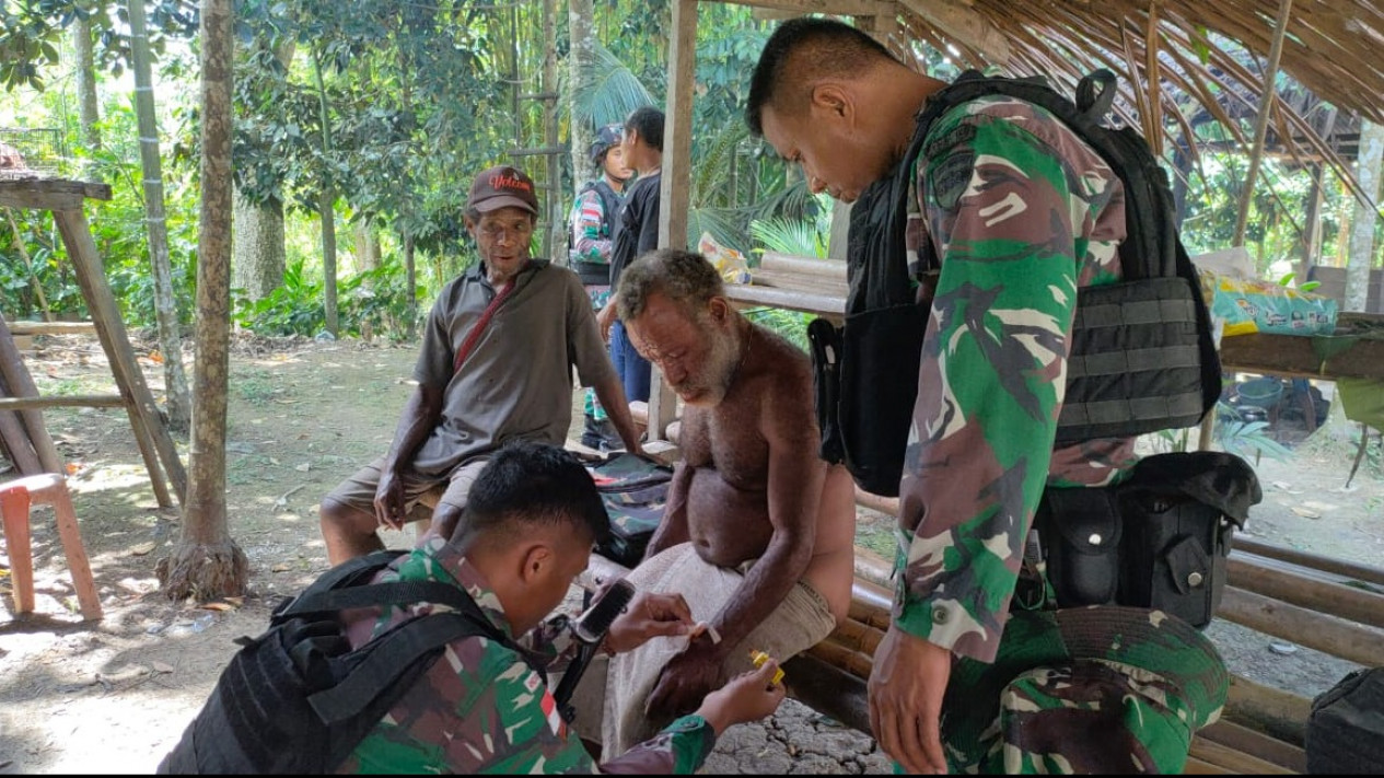 Peduli Kesehatan Satgas Yonif 126 Kala Cakti Lakukan Door To Door