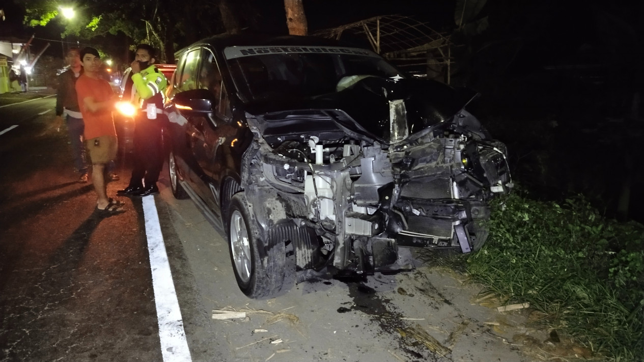 Pengemudi Mengantuk, Mobil Minibus Di Lumajang Tabrak Tiang Besi Hingga ...