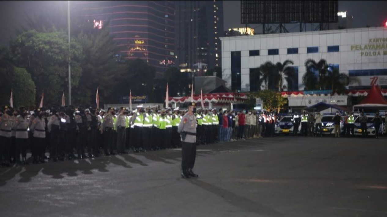 Libatkan 595 Personel, Polda Metro Jaya Gelar Patroli Malam di Jakarta
            - galeri foto