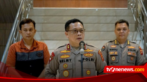 Law enforcement control students say inappropriate phrases to President Jokowi