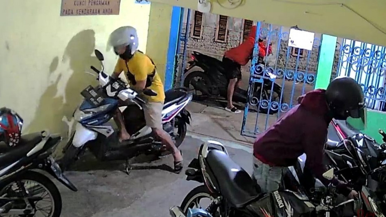 Tiga Kawanan Maling Gasak Motor di Kos-kosan Surabaya Terekam CCTV
            - galeri foto