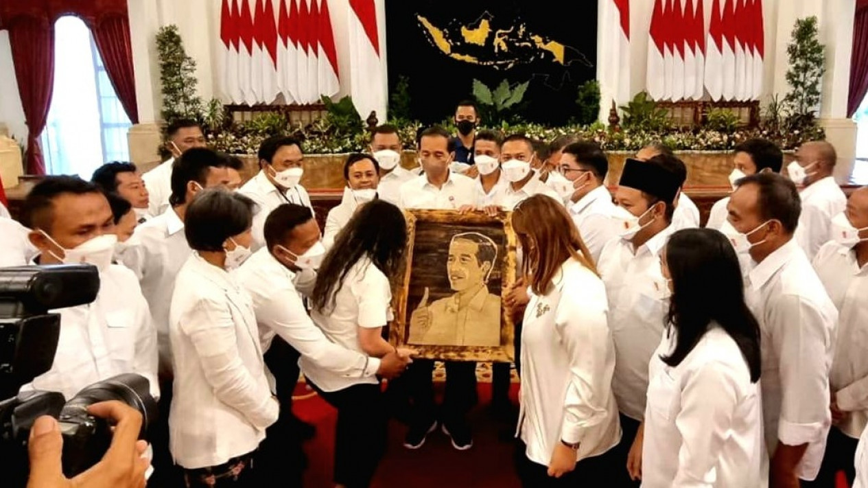 Tak Menduga Karyanya Diterima Presiden Jokowi, Perajin Pelepah Pisang di Blora Ingin Dirikan Galeri
            - galeri foto