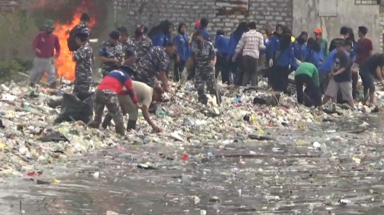 TNI AL Dan Relawan Bersihkan Tumpukan Sampah Di Pelabuhan Bangkalan, Madura