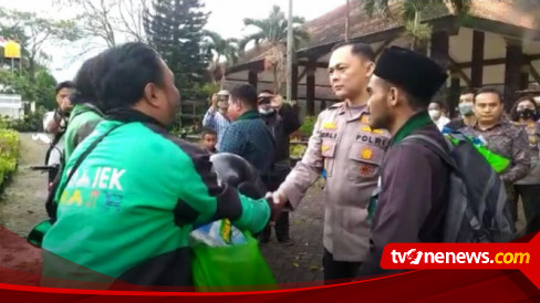 Polres Malang Bakti Sosial Berbagi Sembako Kepada Tukang Ojek Saat ...