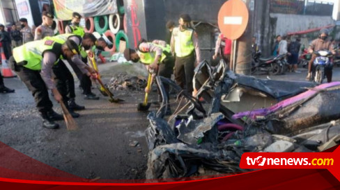 Polisi Lakukan Olah TKP Kecelakaan Bus Pariwisata Di Simpang Empat