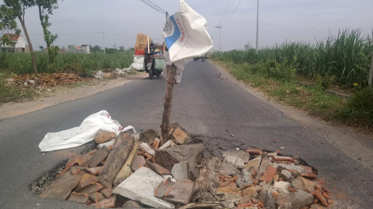 Berbahaya bagi Pengguna Jalan, Duiker Jebol di Jombang Hanya Ditutup Plat Besi
            - galeri foto