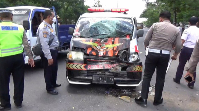 Mobil Ambulans Bawa Jenazah Tabrak Bus Saat Keluar Dari Terminal ...