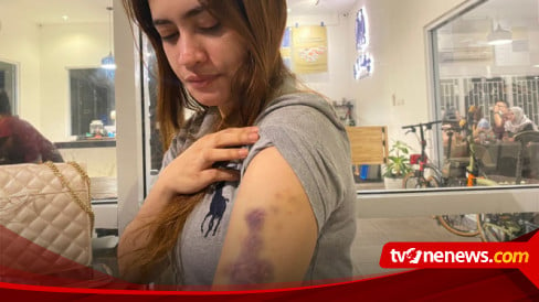 Beautiful viral and abused woman persecuted by policewomen