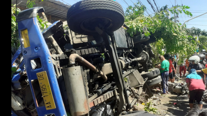 Truk Tangki Tabrak Pemotor Dan Warung Di Banyuwangi, 4 Orang Tewas