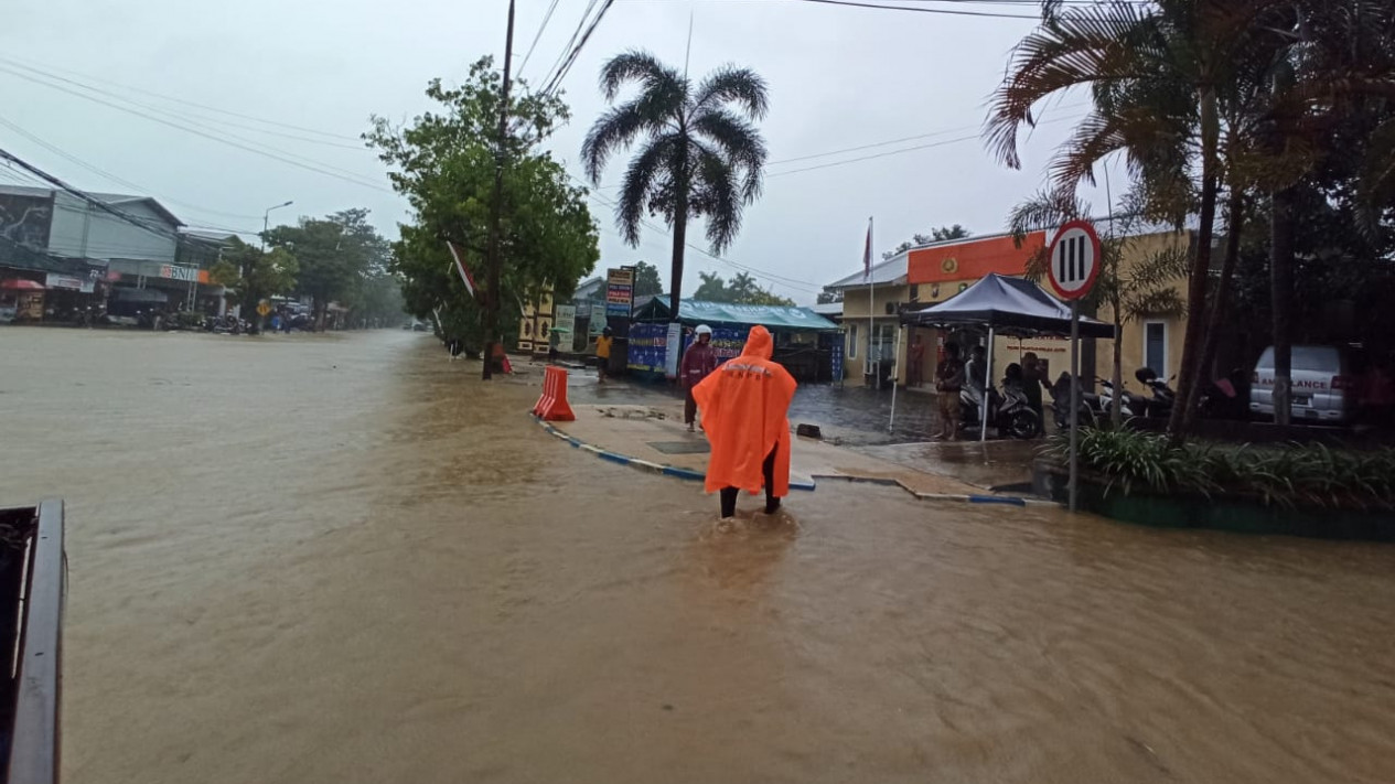 Diguyur Hujan Deras Ruas Jalan Utama Kota Pacitan Tergenang Banjir 9654