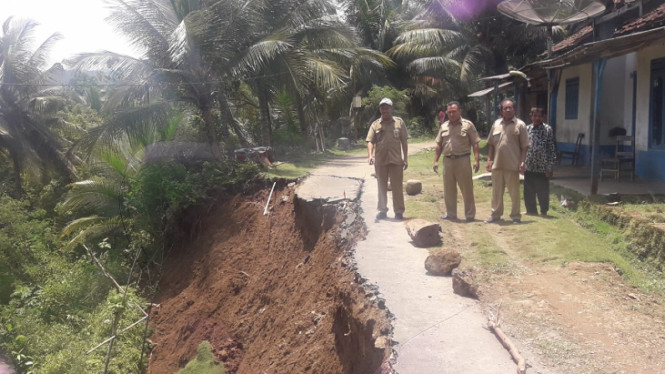 Tebing Longsor Gerus Badan Jalan Hingga Timpa Rumah Warga Di Pacitan