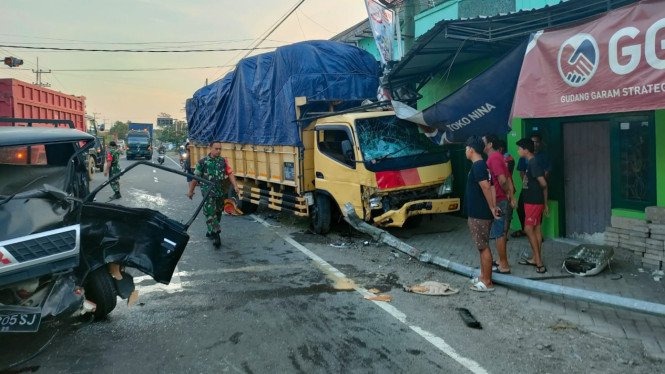 Kecelakaan Beruntun Antara Truk Pick Up Dan Xenia Di Madiun Tewaskan Orang