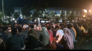 Puluhan Warga dan Aremania Gelar Tabur Bunga dan Doa Bersama Meninggalnya Suporter di Stadion Kanjuruhan Malang