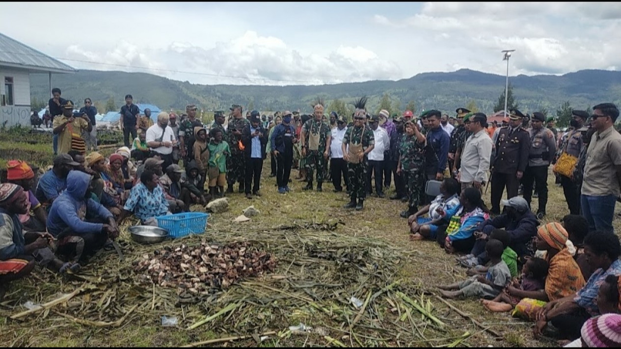 Upacara Adat Bakar Batu Meriahkan Hut Tni 77 Di Papua Tengah Halaman 3