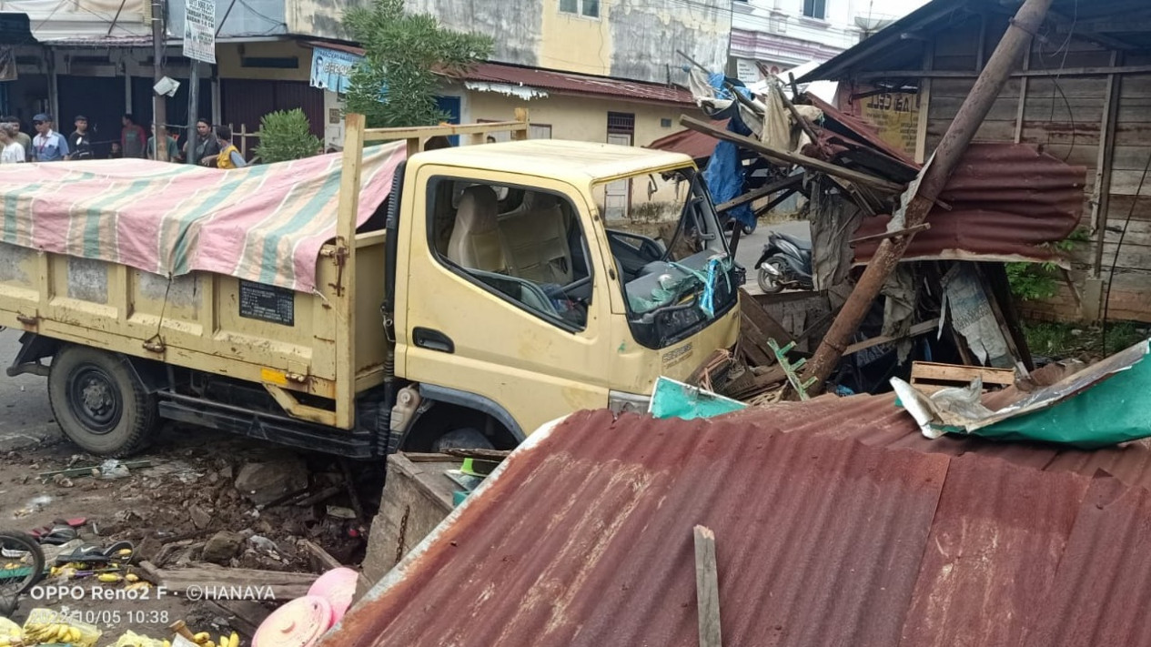 Truk Hantam Pengendara dan Pedagang, 1 Tewas dan 3 Luka Serius
            - galeri foto