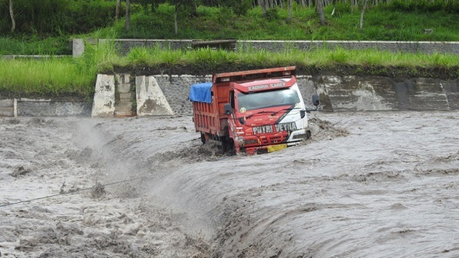 Truk Penambang Pasir Terjebak Banjir Lahar Hujan Gunung Semeru