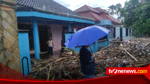 Sejumlah Sungai Meluap Ratusan Rumah Di Banyuwangi Terendam Banjir