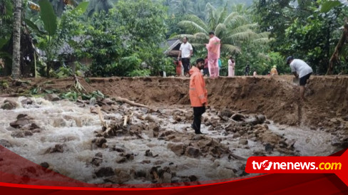 Jembatan Putus Diterjang Banjir, Satu Desa Di Malang Terisolir