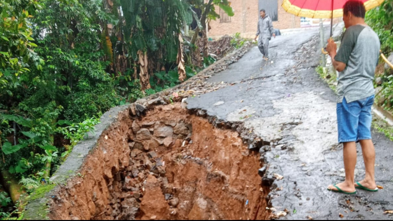 Hujan Deras Sebabkan Jalan Amblas dan Longsor di Kabupaten Semarang
            - galeri foto