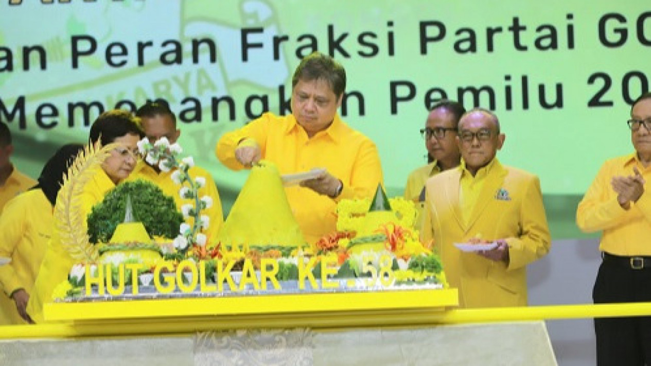 Airlangga Hartarto Pimpin Potong Tumpeng Di Tasyakuran HUT Ke-58 Partai ...