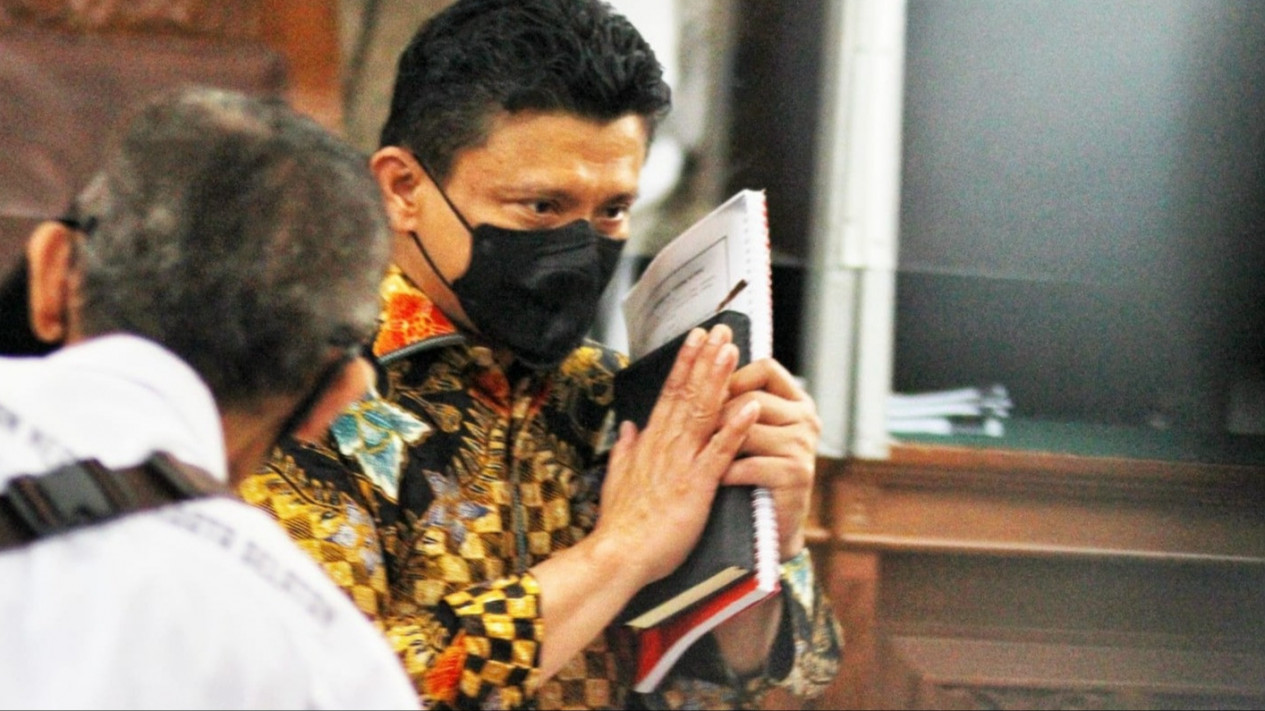 Pakai Batik Khas 'Kondangan' Saat Sidang Perdana Kasus Pembunuhan ...