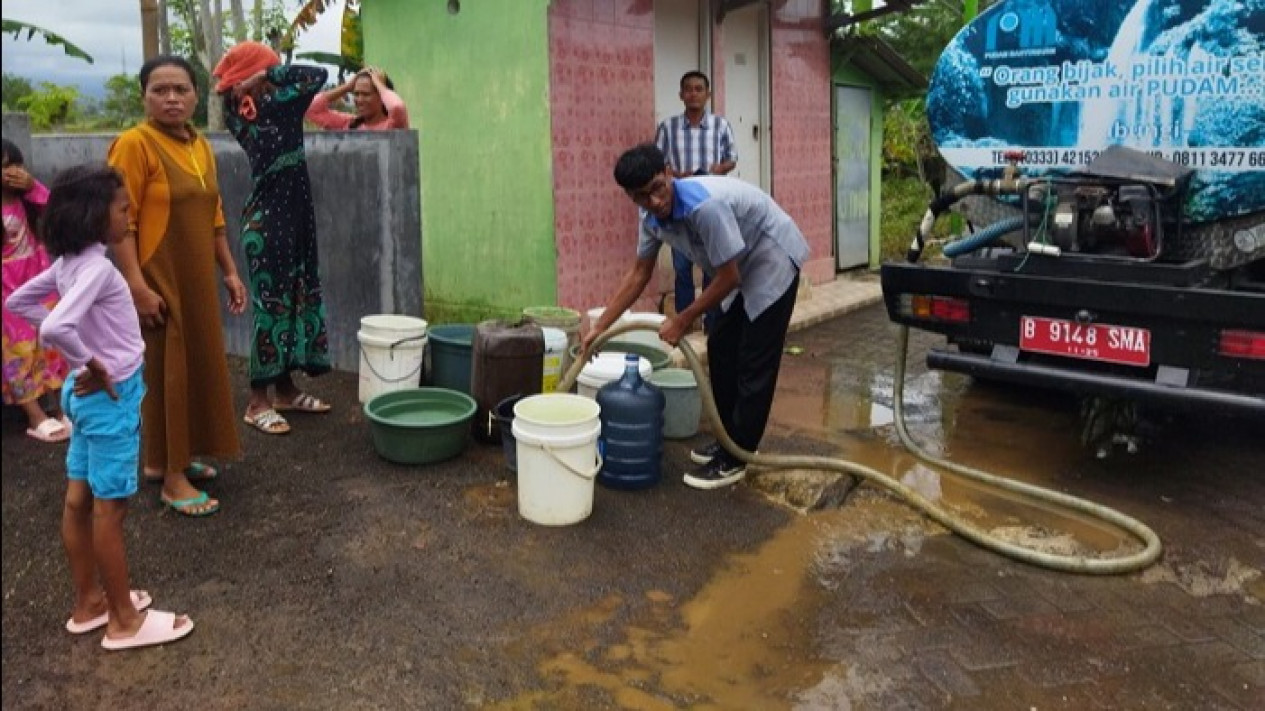 Jaringan Air Terputus Diterjang Banjir, Warga Di Banyuwangi Krisis Air ...