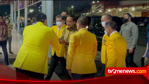 Presiden Jokowi Hadiri Acara Puncak HUT Partai Golkar Ke-58, Kenakan ...