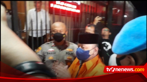 Detik-Detik Teddy Minahasa Masuk Rutan Polda Metro Jaya, Lempar Senyum dengan Tangan Diborgol