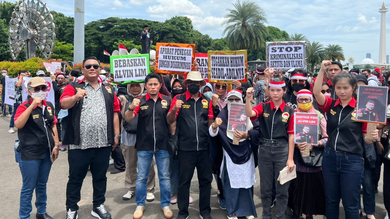 Massa Geruduk Gedung MA-Kejagung, Minta Alvin Lim Dibebaskan
            - galeri foto