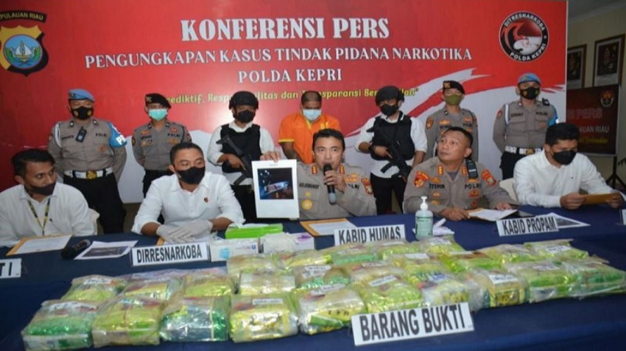 Polda Kepulauan Riau Kejar Pelaku Lain Kasus Penyelundupan Narkoba Jenis Sabu Seberat 26,6 Kilo Asal Malaysia
            - galeri foto