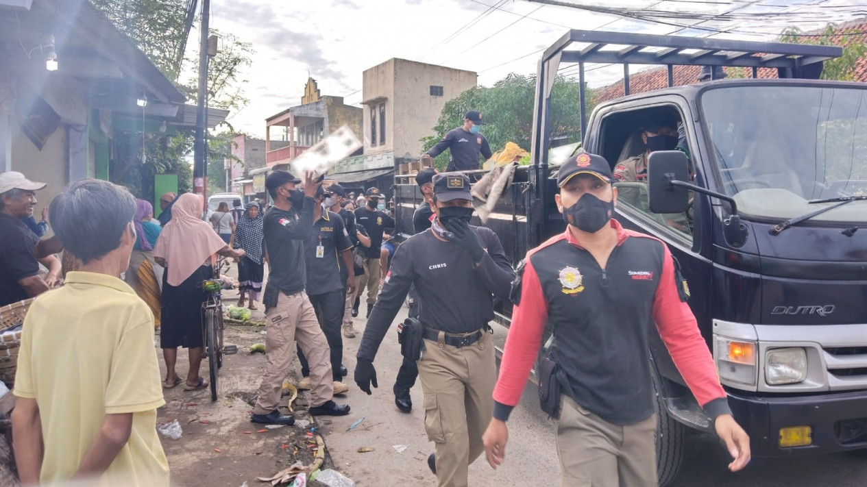 Satpol PP Kota Semarang Tertibkan Puluhan Pedagang Liar di Genuk
            - galeri foto