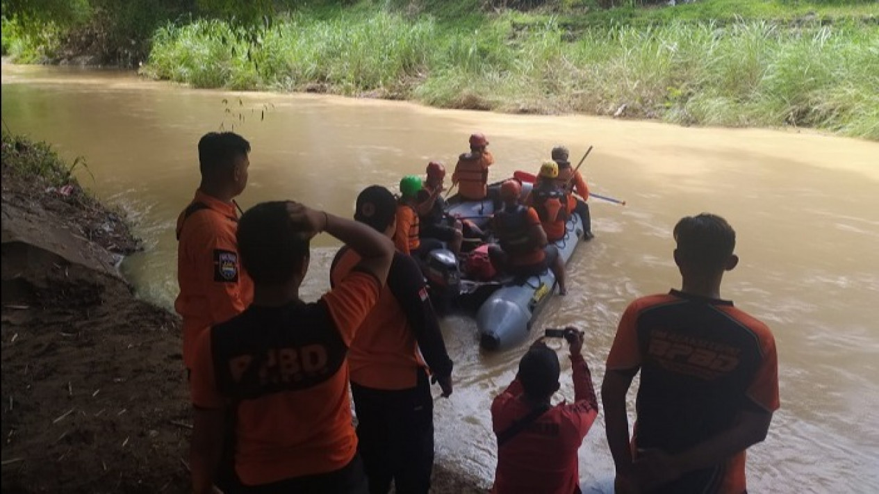 Mandi di Sungai dan Tak Bisa berenang Bocah Asal Ponorogo Hanyut Terbawa Arus
            - galeri foto