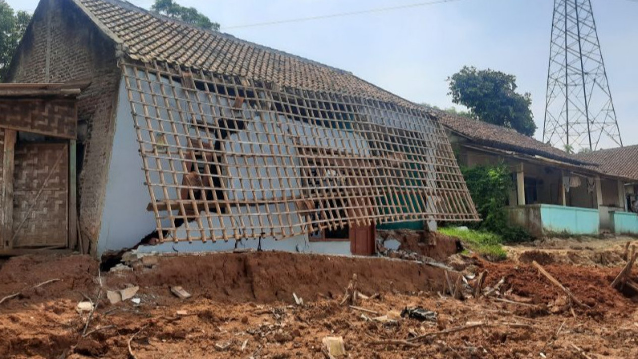 6 Bangunan Rusak Dan Jalan Desa Terputus Akibat Longsor Di Tangerang