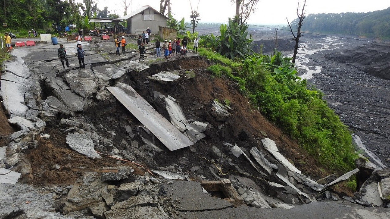 Badan Jalan Amblas Sepanjang 50 Meter, Jalur Lumajang-Malang Via Jembatan Perak Putus Total
            - galeri foto