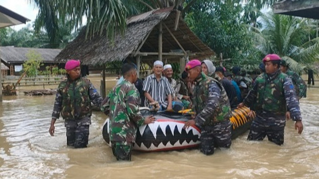 Prajurit Tni Al Evakuasi Korban Banjir Di Aceh Tamiang