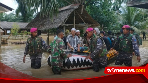 Prajurit TNI AL Evakuasi Korban Banjir di Aceh Tamiang