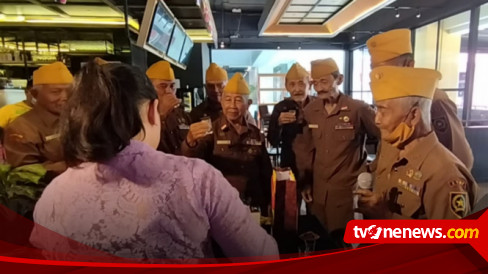 Peringati Hari Pahlawan, Veteran Perang Lomba Minum Jamu Sambil Joget ...