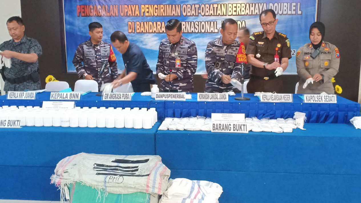 Pengamanan Konferensi G20 di Lanudal Juanda, Petugas Berhasil Gagalkan Penyelundupan 153 Ribu Butir Pil Dobel L
            - galeri foto