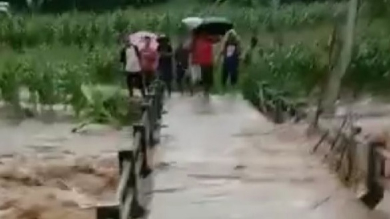 Banjir Rendam Ratusan Rumah Warga di Pacitan, Satu Jembatan Akses Warga Putus
            - galeri foto